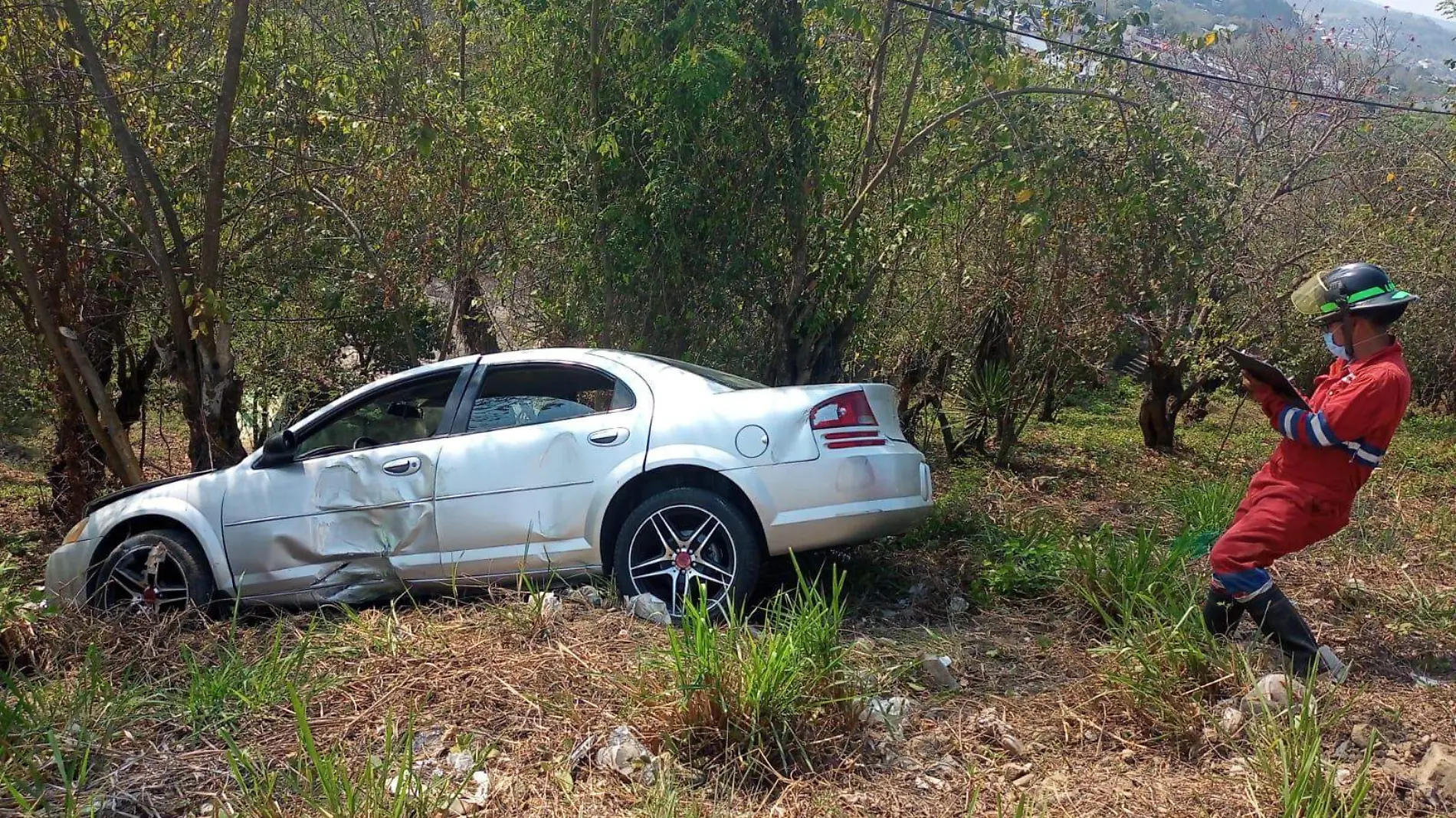 Cae vehículo a barranco 1